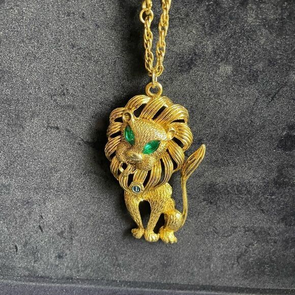 Vintage Gold Tone Lion Pendant Emerald eyes Necklace - Picture 9 of 12